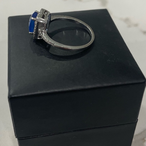 Womans Ring - Picture 3 of 5